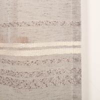 Hochwertige Gardine mit Schlaufenband Voile Boucle-Streifen Grau 140x245cm besticht durch ihr elegantes Streifendesign und die luftige Struktur. Ein stilvoller Sichtschutz für helle Räume - Nahaufnahme