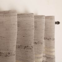 Hochwertige Gardine mit Schlaufenband Voile Boucle-Streifen Grau 140x245cm besticht durch ihr elegantes Streifendesign und die luftige Struktur. Ein stilvoller Sichtschutz für helle Räume - Detailaufnahme des oberen Endes