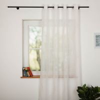 93326-Gardine-mit-oesen-Voile-Boucle-Dessin-Wellen-Wollweiss-Natur-140x245cm-IMG-7786.jpg Die hochwertige Gardine mit Ösen Voile Bouclé-Dessin Wellen Wollweiß Natur 140x245cm besticht durch ihr elegantes Wellenmuster für helle, luftige und stilvolle Akzente in Ihrem Zuhause - Nahaufnahme am Fenster