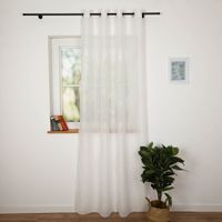93326-Gardine-mit-oesen-Voile-Boucle-Dessin-Wellen-Wollweiss-Natur-140x245cm-IMG-7791.jpg Die hochwertige Gardine mit Ösen Voile Bouclé-Dessin Wellen Wollweiß Natur 140x245cm besticht durch ihr elegantes Wellenmuster für helle, luftige und stilvolle Akzente in Ihrem Zuhause - halboffen am Fenster