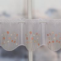 Nähfreie Scheibengardine als Meterware in Weiß mit Stickereien in lebhaftem Orange. Moderne, abstrakte Blumenmotive zieren den transparenten Stoff in 18 cm Höhe. Ein dekorativer Fensterschmuck mit gewelltem Abschluss - Vollansicht