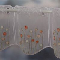 93328-Scheibengardinen-Meterware-naehfrei-Stickerei-abstrakte-Blumen-weiss-orange-18cm-Hoehe-IMG-3793.jpg Nähfreie Scheibengardine als Meterware in Weiß mit Stickereien in lebhaftem Orange. Moderne, abstrakte Blumenmotive zieren den transparenten Stoff in 18 cm Höhe. Ein dekorativer Fensterschmuck mit gewelltem Abschluss - Nahaufnahme