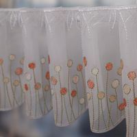 93328-Scheibengardinen-Meterware-naehfrei-Stickerei-abstrakte-Blumen-weiss-orange-18cm-Hoehe-IMG-3794.jpg Nähfreie Scheibengardine als Meterware in Weiß mit Stickereien in lebhaftem Orange. Moderne, abstrakte Blumenmotive zieren den transparenten Stoff in 18 cm Höhe. Ein dekorativer Fensterschmuck mit gewelltem Abschluss - gerafft