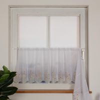 Nähfreie Scheibengardine als Meterware in Weiß mit Stickereien in lebhaftem Orange. Moderne, abstrakte Blumenmotive zieren den transparenten Stoff in 50 cm Höhe. Ein dekorativer Fensterschmuck mit gewelltem Abschluss - am Fenster