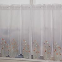 93329-Scheibengardinen-Meterware-naehfrei-Stickerei-abstrakte-Blumen-weiss-orange-50cm-Hoehe-IMG-3798.jpg Nähfreie Scheibengardine als Meterware in Weiß mit Stickereien in lebhaftem Orange. Moderne, abstrakte Blumenmotive zieren den transparenten Stoff in 50 cm Höhe. Ein dekorativer Fensterschmuck mit gewelltem Abschluss - Vollansicht