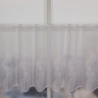 Nähfreie Scheibengardine als Meterware in schlichtem Weiß mit gleichfarbiger Stickerei. Moderne Motive aus Kreisen und Streifen zieren den transparenten Stoff in 45 cm Höhe. Ein dekorativer Fensterschmuck mit gewelltem Abschluss - Vollansicht