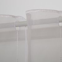 Nähfreie Scheibengardine als Meterware in schlichtem Weiß mit gleichfarbiger Stickerei. Moderne Motive aus Kreisen und Streifen zieren den transparenten Stoff in 45 cm Höhe. Ein dekorativer Fensterschmuck mit gewelltem Abschluss - oberes Ende