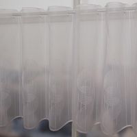 93330-Scheibengardinen-Meterware-naehfrei-Stickerei-Kreise-Streifen-weiss-45cm-Hoehe-IMG-3805.jpg Nähfreie Scheibengardine als Meterware in schlichtem Weiß mit gleichfarbiger Stickerei. Moderne Motive aus Kreisen und Streifen zieren den transparenten Stoff in 45 cm Höhe. Ein dekorativer Fensterschmuck mit gewelltem Abschluss - Nahaufnahme