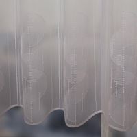 93330-Scheibengardinen-Meterware-naehfrei-Stickerei-Kreise-Streifen-weiss-45cm-Hoehe-IMG-3806.jpg Nähfreie Scheibengardine als Meterware in schlichtem Weiß mit gleichfarbiger Stickerei. Moderne Motive aus Kreisen und Streifen zieren den transparenten Stoff in 45 cm Höhe. Ein dekorativer Fensterschmuck mit gewelltem Abschluss - unteres Ende