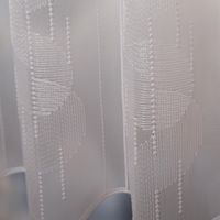 93330-Scheibengardinen-Meterware-naehfrei-Stickerei-Kreise-Streifen-weiss-45cm-Hoehe-IMG-3808.jpg Nähfreie Scheibengardine als Meterware in schlichtem Weiß mit gleichfarbiger Stickerei. Moderne Motive aus Kreisen und Streifen zieren den transparenten Stoff in 45 cm Höhe. Ein dekorativer Fensterschmuck mit gewelltem Abschluss - Detailaufnahme