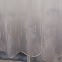 Nähfreie Scheibengardine als Meterware in schlichtem Weiß mit gleichfarbiger Stickerei. Moderne Motive aus Kreisen und Streifen zieren den transparenten Stoff in 75 cm Höhe. Ein dekorativer Fensterschmuck mit gewelltem Abschluss - unterer Saum