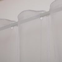 93331-Scheibengardinen-Meterware-naehfrei-Stickerei-Kreise-Streifen-weiss-75cm-Hoehe-IMG-3813.jpg Nähfreie Scheibengardine als Meterware in schlichtem Weiß mit gleichfarbiger Stickerei. Moderne Motive aus Kreisen und Streifen zieren den transparenten Stoff in 75 cm Höhe. Ein dekorativer Fensterschmuck mit gewelltem Abschluss - oberes Ende