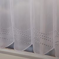 Nähfreie Scheibengardine als Meterware in Weiß mit Stickereien in dezentem Salbeigrün. Filigrane Pünktchen-Motive und Wellenlinien zieren den transparenten Stoff in 50 cm Höhe. Ein dekorativer Fensterschmuck - unterer Saum