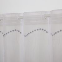 93333-Scheibengardinen-Meterware-naehfrei-Stickerei-Puenktchen-weiss-salbeigruen-50cm-Hoehe-IMG-3778.jpg Nähfreie Scheibengardine als Meterware in Weiß mit Stickereien in dezentem Salbeigrün. Filigrane Pünktchen-Motive und Wellenlinien zieren den transparenten Stoff in 50 cm Höhe. Ein dekorativer Fensterschmuck - Nahaufnahme