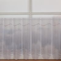Nähfreie Scheibengardine als Meterware in klassischem Weiß mit beigen Stickereien. Die feinen Pünktchen-Motive und Wellenlinien zieren den transparenten Stoff in 50 cm Höhe. Ein dekorativer Fensterschmuck - Vollansicht