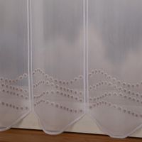Nähfreie Scheibengardine als Meterware in klassischem Weiß mit beigen Stickereien. Die feinen Pünktchen-Motive und Wellenlinien zieren den transparenten Stoff in 50 cm Höhe. Ein dekorativer Fensterschmuck - unterer Saum