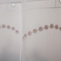 93335-Scheibengardinen-Meterware-naehfrei-Stickerei-Puenktchen-weiss-beige-50cm-Hoehe-IMG-3765.jpg Nähfreie Scheibengardine als Meterware in klassischem Weiß mit beigen Stickereien. Die feinen Pünktchen-Motive und Wellenlinien zieren den transparenten Stoff in 50 cm Höhe. Ein dekorativer Fensterschmuck - Detailaufnahme