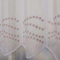 Nähfreie Scheibengardine als Meterware in klassischem Weiß mit beigen Stickereien. Die feinen Pünktchen-Motive und Wellenlinien zieren den transparenten Stoff in 70 cm Höhe. Ein dekorativer Fensterschmuck - Nahaufnahme