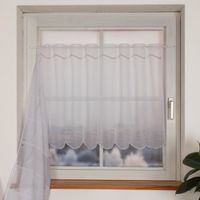 Nähfreie Scheibengardine als Meterware in klassischem Weiß mit beigen Stickereien. Die feinen Pünktchen-Motive und Wellenlinien zieren den transparenten Stoff in 70 cm Höhe. Ein dekorativer Fensterschmuck - Nahaufnahme am Fenster