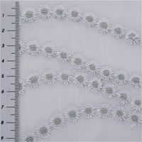 Gardinenstoff Voile in Weiß mit salbeigrüner Pünktchen-Stickerei und eleganter Bogenkante; der raumhohe, leicht transparente Stoff misst 280 cm Breite - mit Massband