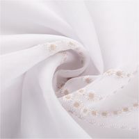 93338-Gardinenstoff-Voile-mit-Puenktchen-Stickerei-Bogenkante-raumhoch-weiss-beige-280cm--IMG-3321.jpg Gardinenstoff Voile in Weiß mit feiner Pünktchen-Stickerei und dekorativer Bogenkante, präsentiert raumhoch in Weiß-Beige und gefertigt in 280 cm Breite - kunstvoll eingedreht in Falten