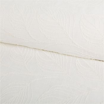 Gardinenstoff in wollweiß mit Leinenstruktur und erhabener Bouclé-Blätterstickerei, präsentiert raumhoch für elegante Fensterdekorationen und gefertigt in 280 cm Breite - ausgerollt und glatt liegend