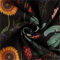 93355-Baumwollstoff-Halbpanama-Blumen-Palmenblaetter-schwarz-bunt-1-40m-Breite-IMG-3298.jpg Baumwollstoff Halbpanama schwarz bunt mit Blumen und Palmenblättern auf dunklem Hintergrund. Der detailreiche Stoff zeigt ein exotisches Floralmotiv und ist 1,40 m breit - kunstvoll eingedreht in Falten
