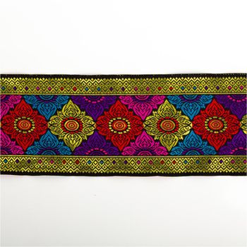 Jacquardborte als Webband mit ornamentalen Mustern in Lila, Rot, Gold und Türkis, präsentiert mit detailreicher Struktur; dekorative Borte mit 10 cm Breite - Vollansicht