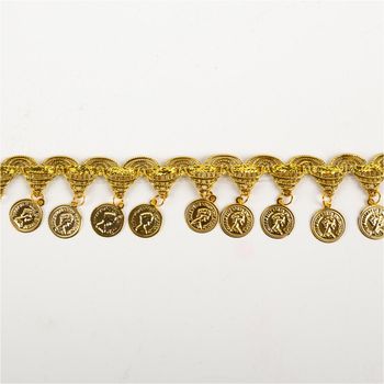 Goldborte mit Münzen in leuchtendem Gold, präsentiert mit dekorativen Coin-Anhängern; filigrane Verzierung für Kleidung und Deko, 3,5 cm Breite - Vollansicht