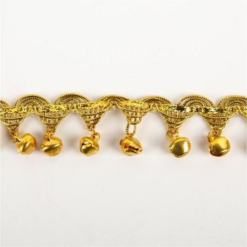 Goldborte mit Glöckchen in glänzendem Gold, präsentiert mit feinen Bögen und anhängenden Mini-Glocken; dekoratives Band für Akzente, 3 cm Breite - Vollansicht