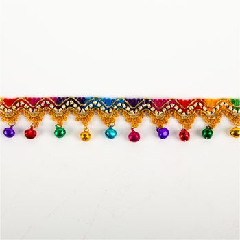 Goldborte mit Glöckchen in gold bunt, präsentiert mit farbigem Verlauf und kleinen Metallglöckchen; dekorativer Abschluss für kreative Projekte, 3 cm Breite - Vollansicht