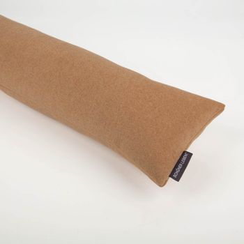 Komplettansicht eines länglichen SCHÖNER LEBEN. Zugluftstoppers in Camel vor weißem Hintergrund