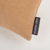 93363-SCHoeNER-LEBEN--Zugluftstopper-Thermo-kuschelweich-uni-in-Camel-fuer-Fenster-und-Tueren--waschbar--verschiedene-Groessen-IMG-2167.jpg Nahaufnahme eines Zugluftstoppers aus weichem Thermostoff in Camel mit SCHÖNER-LEBEN-Etikett