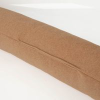 93363-SCHoeNER-LEBEN--Zugluftstopper-Thermo-kuschelweich-uni-in-Camel-fuer-Fenster-und-Tueren--waschbar--verschiedene-Groessen-IMG-2170.jpg Detailaufnahme der Naht der Wende- und Stopföffnung eines Thermo-Zugluftstoppers in Camel