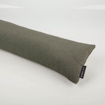 Nahaufnahme eines grünen Zugluftstoppers aus Stoff mit SCHÖNER LEBEN®-Label auf weißem Hintergrund.