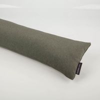 93372-SCHoeNER-LEBEN--Zugluftstopper-Thermo-kuschelweich-uni-in-Gruen-fuer-Fenster-und-Tueren--waschbar--verschiedene-Groessen-IMG-2171.jpg Nahaufnahme eines grünen Zugluftstoppers aus Stoff mit SCHÖNER LEBEN®-Label auf weißem Hintergrund.