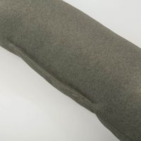 93372-SCHoeNER-LEBEN--Zugluftstopper-Thermo-kuschelweich-uni-in-Gruen-fuer-Fenster-und-Tueren--waschbar--verschiedene-Groessen-IMG-2173.jpg Detailansicht der Naht der Wende- und Stopföffnung eines grünen, länglichen Zugluftstoppers mit weicher Stoffstruktur auf weißem Hintergrund.