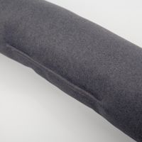 93373-SCHoeNER-LEBEN--Zugluftstopper-Thermo-kuschelweich-uni-in-Anthrazit-fuer-Fenster-und-Tueren--waschbar--verschiedene-Groessen-IMG-3570.jpg Detailansicht des anthrazitfarbenen Zugluftstoppers mit weicher, kuscheliger Stoffoberfläche.
