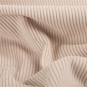 Cord-Polsterstoff in Sand mit feiner Rippenstruktur und Fleckschutz, präsentiert als schwer entflammbares, robustes Material in 140 cm Breite - stilvoll drapiert