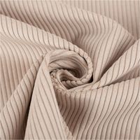 93374-Polsterstoff-Cord-Stoff-mit-Fleckschutz-schwer-entflammbar-uni-sand-140cm-Breite-IMG-3245.jpg Cord-Polsterstoff in Sand mit feiner Rippenstruktur und Fleckschutz, präsentiert als schwer entflammbares, robustes Material in 140 cm Breite - kunstvoll eingedreht in Falten