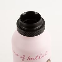 93376-Trinkflasche-Marta-Munte-Ballet-rosa-von-Runbott-600ml-geschmacksneutral--BPA-frei-und-auslaufsicher-IMG-4666.jpg Die hochwertige Trinkflasche Marta Munté Ballet von Runbott in Rosa überzeugt durch ihre innovative EverTaste® Keramikbeschichtung. Mit 600 ml Fassungsvermögen ist sie geschmacksneutral, BPA-frei und absolut auslaufsicher - Detailaufnahme des Deckels