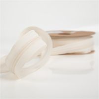 YKK Reißverschluss Meterware in Ecru mit 5-mm-Kunststoffspirale, 3 cm breit und individuell zuschneidbar, präsentiert als gleichmäßig verlaufendes Band - eingerollt praesentiert