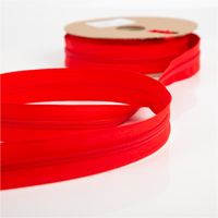 93390-YKK-Reissverschluss-Meterware-Kunststoffspirale-5mm-in-3cm-Breite-individuell-zuschneidbar-Rot-IMG-3600.jpg YKK Reißverschluss Meterware mit 5-mm-Kunststoffspirale in kräftigem Rot, in 3 cm Breite dargestellt und individuell zuschneidbar für vielseitige Nähprojekte - eingerollt praesentiert
