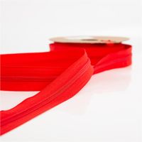 93390-YKK-Reissverschluss-Meterware-Kunststoffspirale-5mm-in-3cm-Breite-individuell-zuschneidbar-Rot-IMG-3601.jpg YKK Reißverschluss Meterware mit 5-mm-Kunststoffspirale in kräftigem Rot, in 3 cm Breite dargestellt und individuell zuschneidbar für vielseitige Nähprojekte - in Szene gesetzt