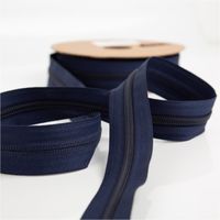 YKK Reißverschluss-Meterware mit 5-mm-Kunststoffspirale in 3 cm Breite, präsentiert in Dunkelblau; flexibel zuschneidbarer Zipperstreifen für vielfältige Nähprojekte - aufgerollt praesentiert