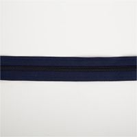 93392-YKK-Reissverschluss-Meterware-Kunststoffspirale-5mm-in-3cm-Breite-individuell-zuschneidbar-Dunkelblau-IMG-3611.jpg YKK Reißverschluss-Meterware mit 5-mm-Kunststoffspirale in 3 cm Breite, präsentiert in Dunkelblau; flexibel zuschneidbarer Zipperstreifen für vielfältige Nähprojekte - Nahaufnahme