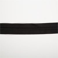 YKK Reißverschluss Meterware mit 5-mm-Kunststoffspirale in 3 cm Breite, individuell zuschneidbar, präsentiert in klassischem Schwarz als stabile und flexible Verschlusslösung - Nahaufnahme