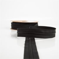 93393-YKK-Reissverschluss-Meterware-Kunststoffspirale-5mm-in-3cm-Breite-individuell-zuschneidbar-Schwarz-IMG-3619.jpg YKK Reißverschluss Meterware mit 5-mm-Kunststoffspirale in 3 cm Breite, individuell zuschneidbar, präsentiert in klassischem Schwarz als stabile und flexible Verschlusslösung - aufgerollt praesentiert