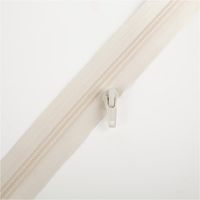 93394-YKK-Schieber-fuer-Reissverschluss-Meterware-Kunststoffspirale-5mm-in-3cm-Breite-Ecru-1-Stk-IMG-3594.jpg YKK Schieber für Reißverschluss Meterware in Ecru, passend für 5-mm-Kunststoffspirale und 3 cm Breite, präsentiert auf dem geöffneten Reißverschlussband - mit passendem Reissverschluss praesentiert