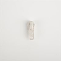 93394-YKK-Schieber-fuer-Reissverschluss-Meterware-Kunststoffspirale-5mm-in-3cm-Breite-Ecru-1-Stk-IMG-3595.jpg YKK Schieber für Reißverschluss Meterware in Ecru, passend für 5-mm-Kunststoffspirale und 3 cm Breite, präsentiert auf dem geöffneten Reißverschlussband - Vollansicht